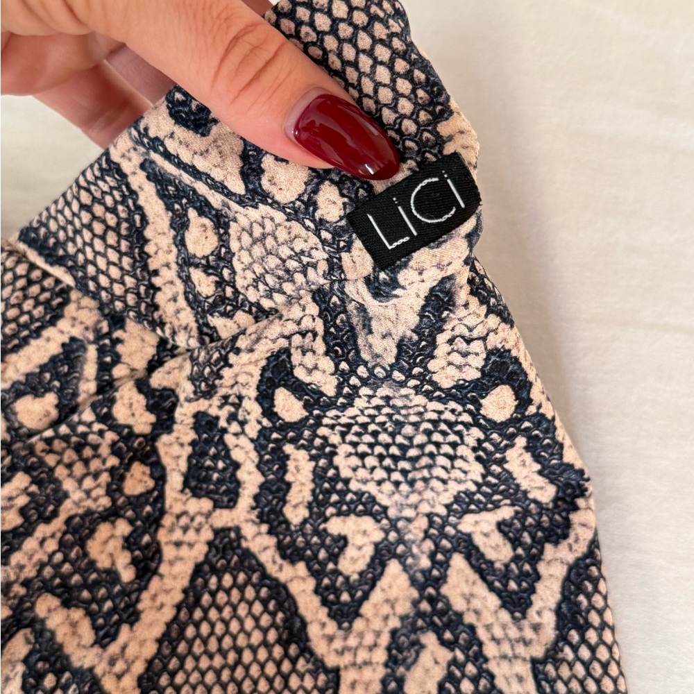 Loci Fit vcut biker shorts 
Snakeskin